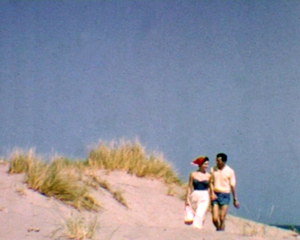 Couple promenade sur plage en Camargue