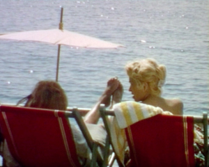 Tata Somba Femmes blonde sur chaise longue, Côte d'Azur