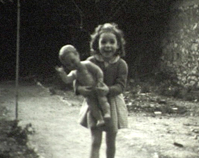Petite fille à la poupée Petite fille à la poupée, image cinémémoire
