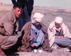 Bédouin et militaire-Algérie 1960 Bédouin et militaire-Algérie 1960-image cinememoire
