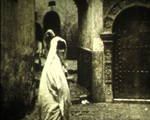Une femme dans les rues de la Casbah, Alger, années 30